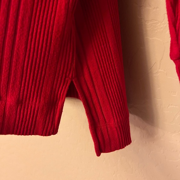 St. Johnβs Bay Woman Red Ribbed Knit l/s V/Neck Top - Picture 7 of 10